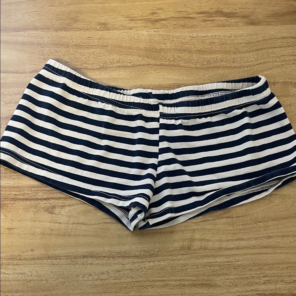 Brandy Melville Stripped Shorts

-Loungy
-Cute
-one size (XS)